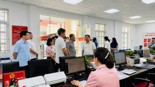 TỔ CÔNG TÁC SỐ 1 KHẢO SÁT, KIỂM TRA THỰC TẾ CÔNG TÁC VẬN HÀNH TẠI TRUNG TÂM  PHỤC VỤ HÀNH CHÍNH CÔNG PHƯỜNG TAM THANH