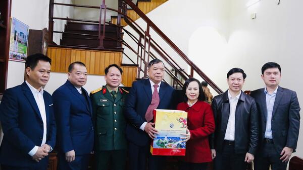 Lãnh đạo tỉnh Lạng Sơn thăm, chúc tết Anh Hùng lực lượng vũ trang nhân dân trên địa bàn phường Tam Thanh