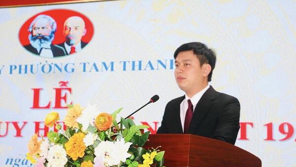 PHƯỜNG TAM THANH: TRAO TẶNG HUY HIỆU ĐẢNG VÀ VINH DANH ĐẢNG VIÊN XUẤT SẮC