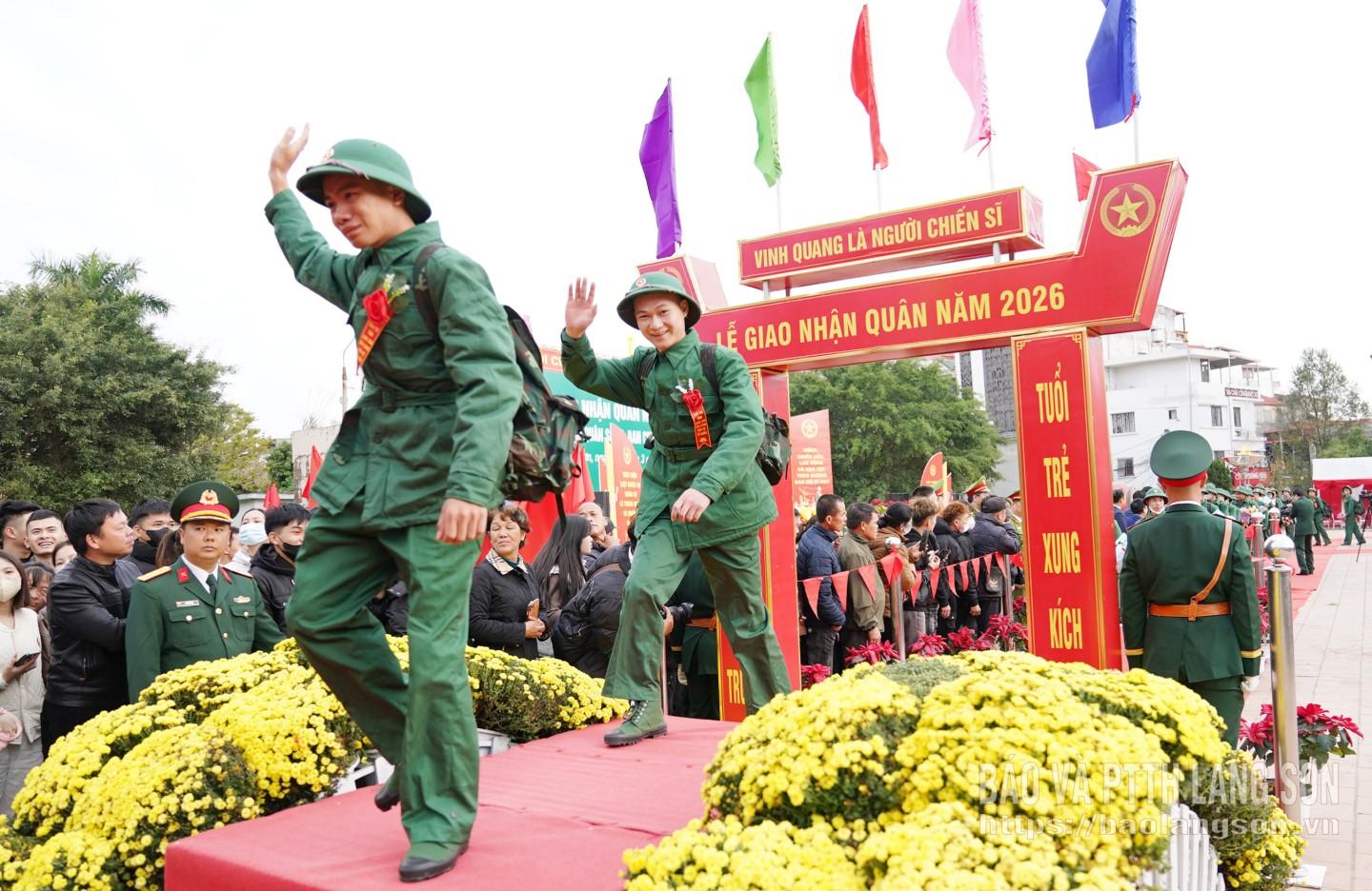 Các tân binh thể hiện sự quyết tâm lên đường nhập ngũ, làm nhiệm vụ