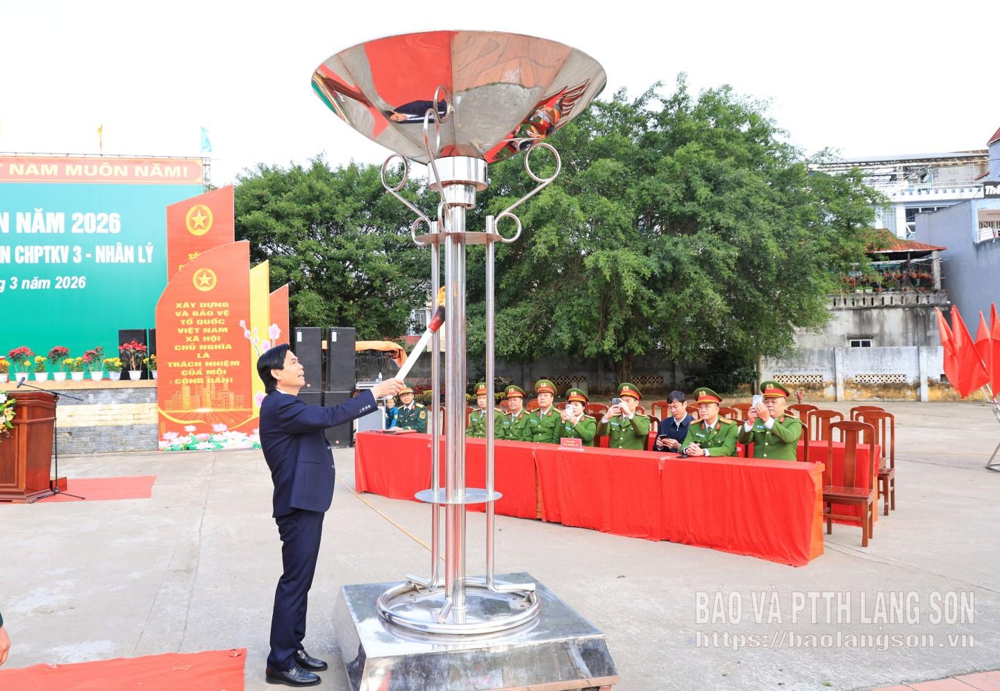 Đồng chí Hoàng Quốc Khánh, Ủy viên Trung ương Đảng, Bí thư Tỉnh ủy thắp đuốc truyền thống tại lễ giao nhận quân