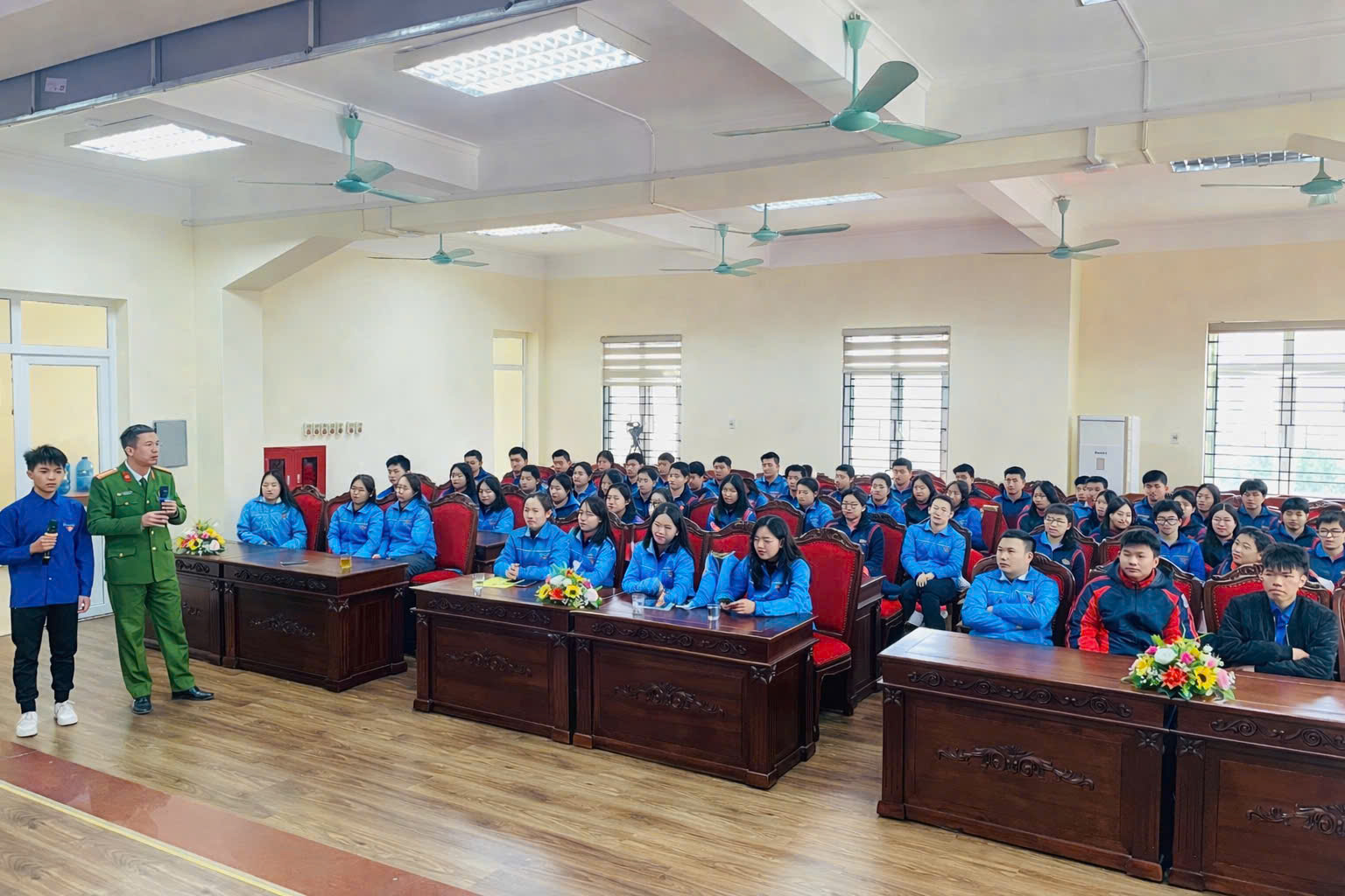 Có thể là hình ảnh về một hoặc nhiều người, mọi người đang học và bệnh viện