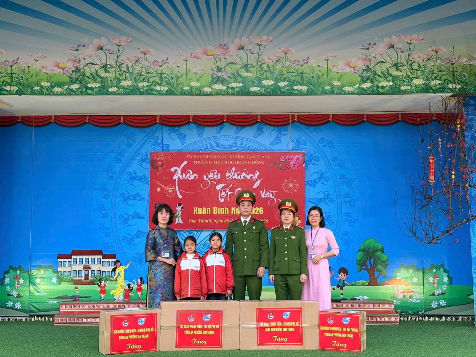 Có thể là hình ảnh về một hoặc nhiều người và văn bản