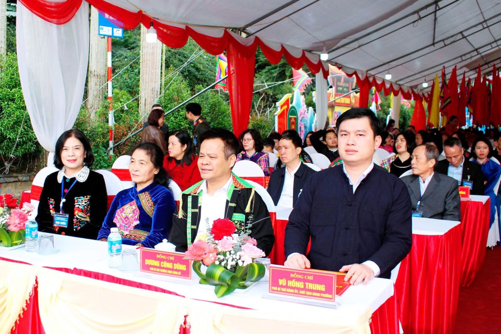 Có thể là hình ảnh về đám đông và văn bản