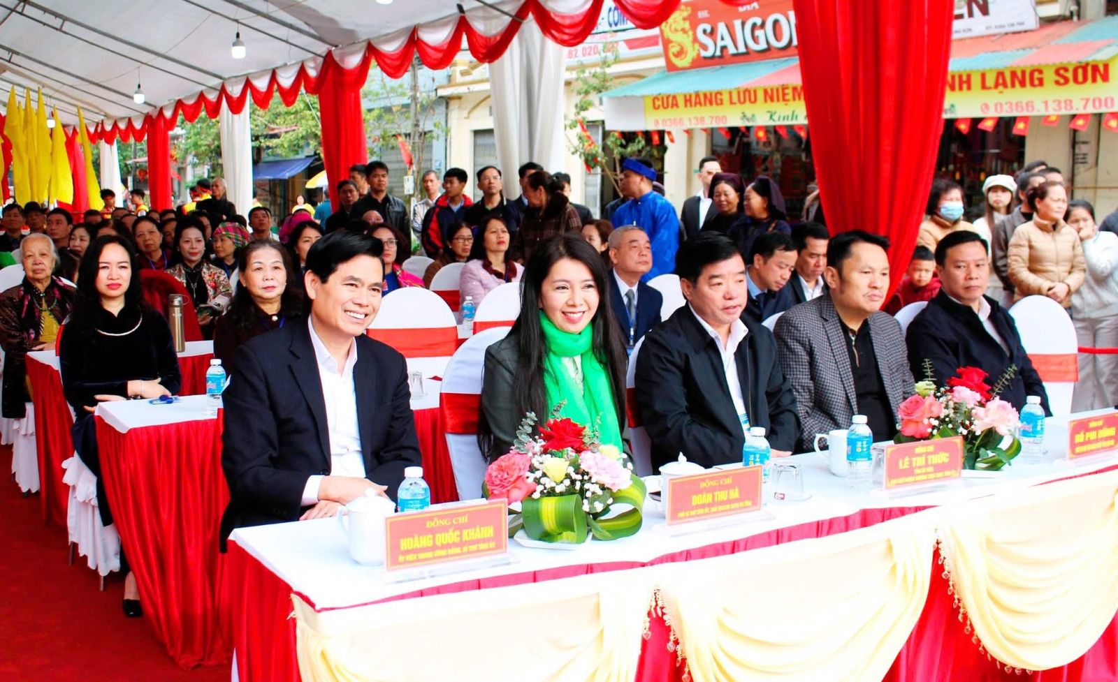 Có thể là hình ảnh về đền thờ và văn bản