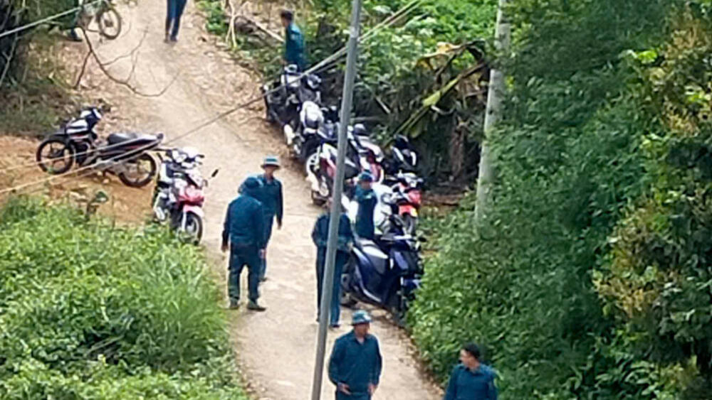 Dân quân (xã Hoàng Đồng cũ) phường Tam Thanh làm công tác dân vận tại Khối Hoàng Sơn