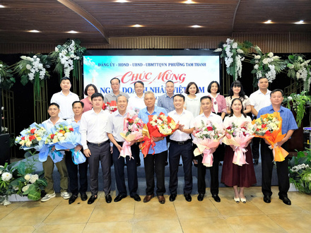 Hoạt động Kinh tế - Chính trị