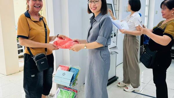 Trung tâm Phục vụ Hành chính công phường Tam Thanh chuẩn bị áo mưa