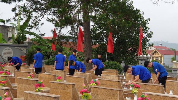 ĐOÀN VIÊN THANH NIÊN PHƯỜNG TAM THANH RA QUÂN DỌN DẸP NGHĨA TRANG NHÂN KỶ NIỆM 78 NĂM NGÀY THƯƠNG BINH - LIỆT SỸ