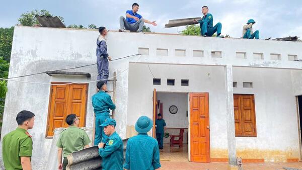 PHƯỜNG TAM THANH KHẨN TRƯƠNG HỖ TRỢ NGƯỜI DÂN BỊ ẢNH HƯỞNG BỞI MƯA BÃO