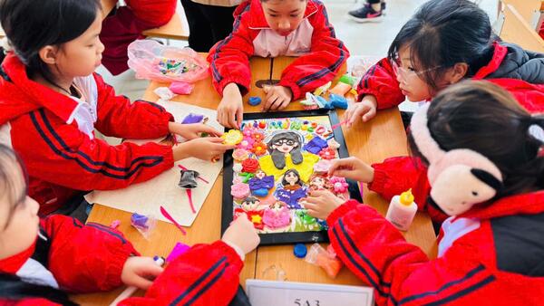 TRƯỜNG TIỂU HỌC HOÀNG ĐỒNG TỔ CHỨC NGÀY HỘI MĨ THUẬT VỚI CHỦ ĐỀ “THẦY CÔ TRONG TIM EM”