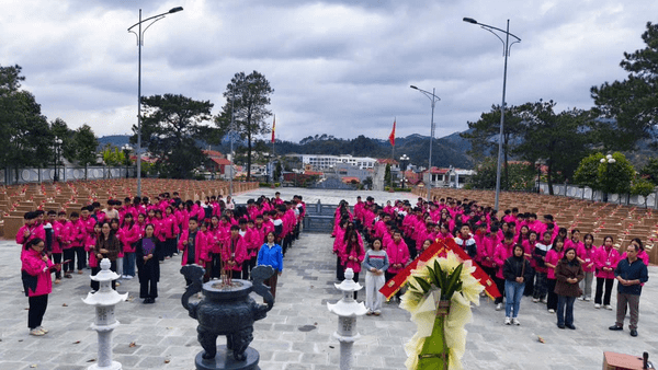 TRƯỜNG THCS TAM THANH TỔ CHỨC DÂNG HƯƠNG, CHĂM SÓC NGHĨA TRANG LIỆT SĨ TỈNH LẠNG SƠN NHÂN DỊP 22/12.