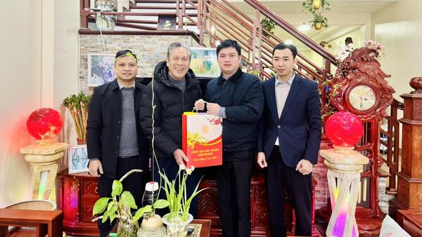 ĐỒNG CHÍ VŨ HỒNG TRUNG, PHÓ BÍ THƯ ĐẢNG ỦY, CHỦ TỊCH UBND PHƯỜNG THĂM HỎI, TẶNG QUÀ CÁC ĐỒNG CHÍ NGUYÊN LÃNH ĐẠO CỦA TỈNH, THÀNH PHỐ (CŨ), NGUYÊN LÃNH ĐẠO PHƯỜNG QUA CÁC THỜI KỲ VÀ NGƯỜI CÓ CÔNG NHÂN DỊP TẾT NGUYÊN ĐÁN BÍNH NGỌ NĂM 2026