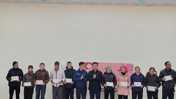 PHƯỜNG TAM THANH CÙNG ĐƠN VỊ ĐỒNG HÀNH LÀ CÔNG TY CỔ PHẦN CAO TỐC HỮU NGHỊ - CHI LĂNG TẶNG QUÀ CÁC HỘ GIA ĐÌNH CÓ ĐẤT NÔNG NGHIỆP BỊ THU HỒI NHÂN DỊP TẾT NGUYÊN ĐÁN XUÂN BÍNH NGỌ 2026