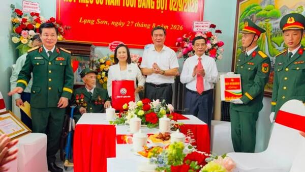ĐẠI TƯỚNG PHAN VĂN GIANG, UỶ VIÊN BỘ CHÍNH TRỊ, PHÓ THỦ TƯỚNG CHÍNH PHỦ, BỘ TRƯỞNG BỘ QUỐC PHÒNG TRAO TẶNG HUY HIỆU 80 NĂM TUỔI ĐẢNG TẠI PHƯỜNG TAM THANH