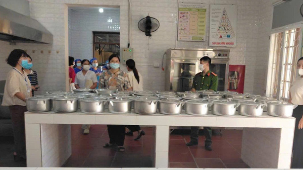Đoàn giám sát của Uỷ ban MTTQ VN phường Tam Thanh tiếp tục thực hiện kiểm tra việc thực hiện chế độ dinh dưỡng và vệ sinh an toàn thực phẩm tại một số trường học trên địa bàn Phường