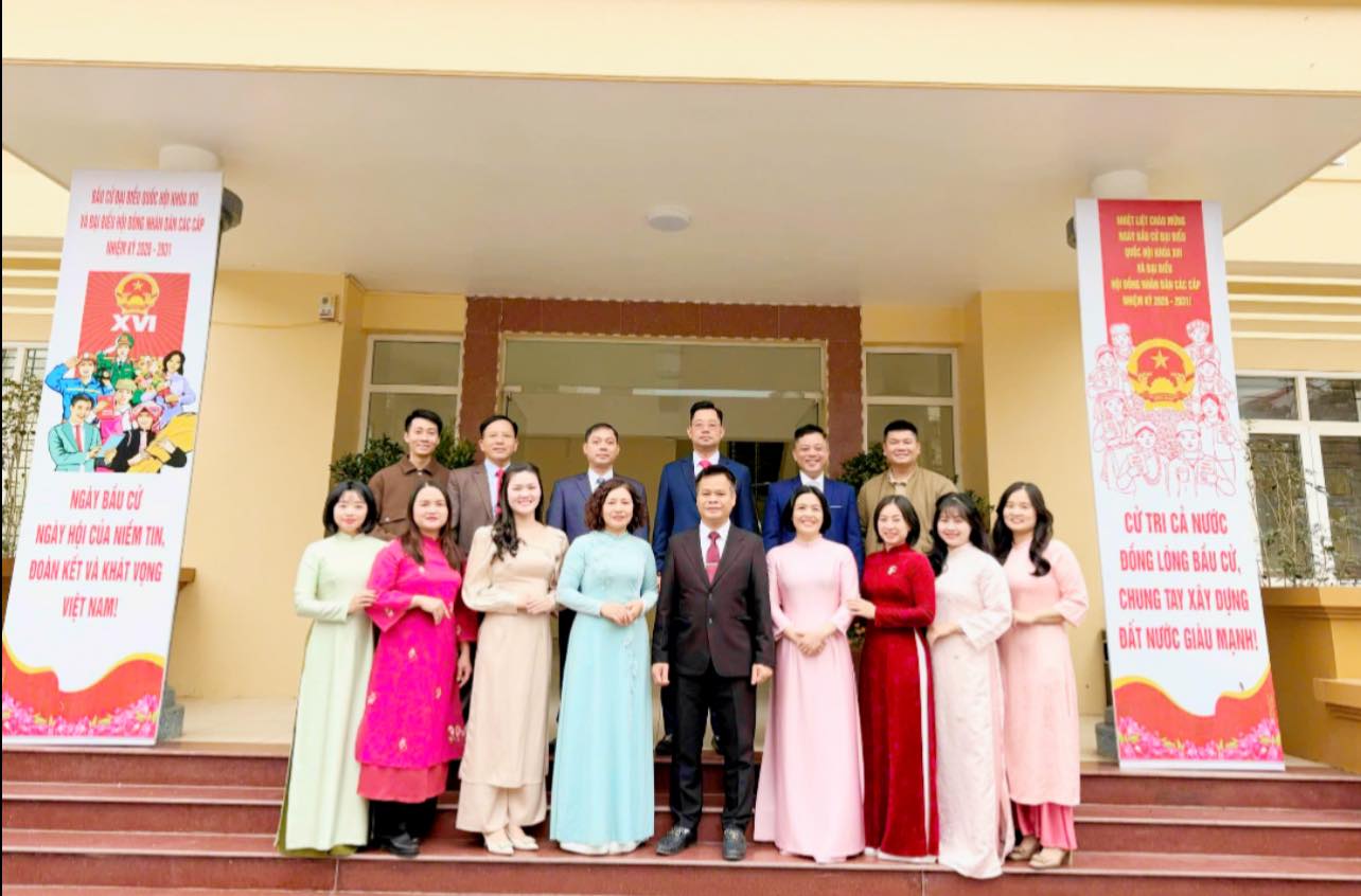 Có thể là hình ảnh về một hoặc nhiều người, mọi người đang học và văn bản cho biết 'TRA KẾT TRAKET QUẢ TEP THANH NHÂN VÀ BỎ PHÂN PHƯƠNG chính TAM phục vụ Hanchinhphục PHU Hành'