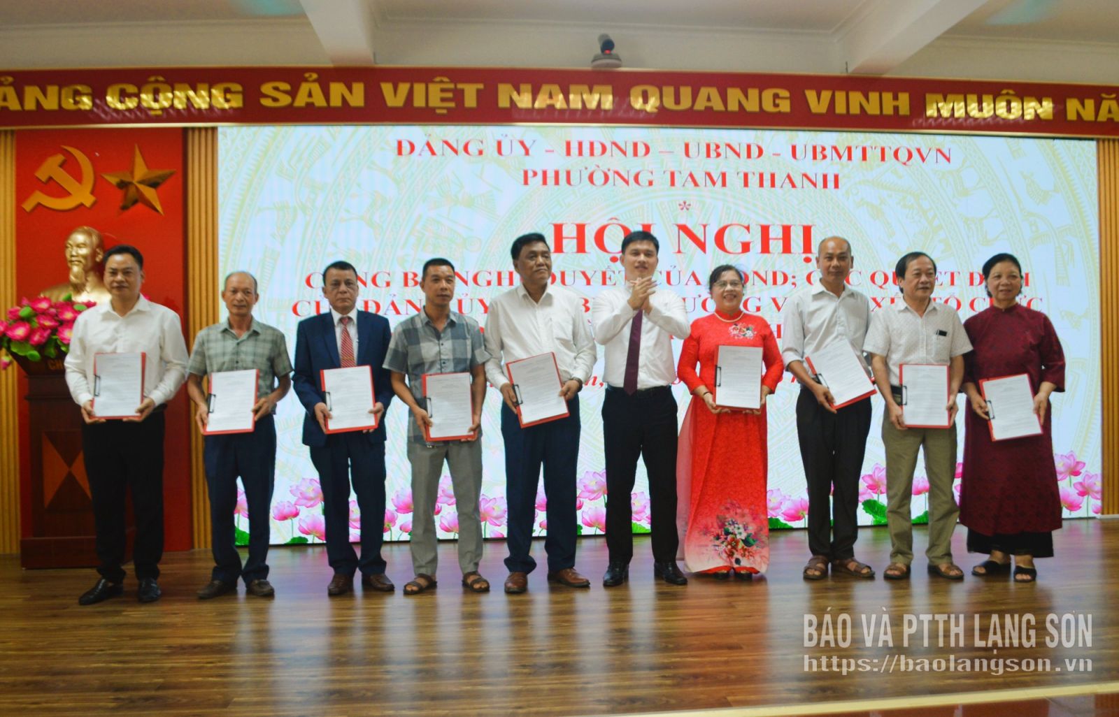 Lãnh đạo Đảng ủy phường Tam Thanh trao quyết định thành lập cho đại diện các chi bộ sau sắp xếp, sáp nhập
