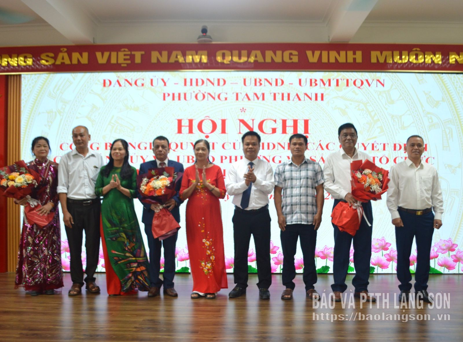 Lãnh đạo HĐND phường tặng hoa chúc mừng Ban Chấp hành các chi bộ khối phố mới thành lập sau sắp xếp